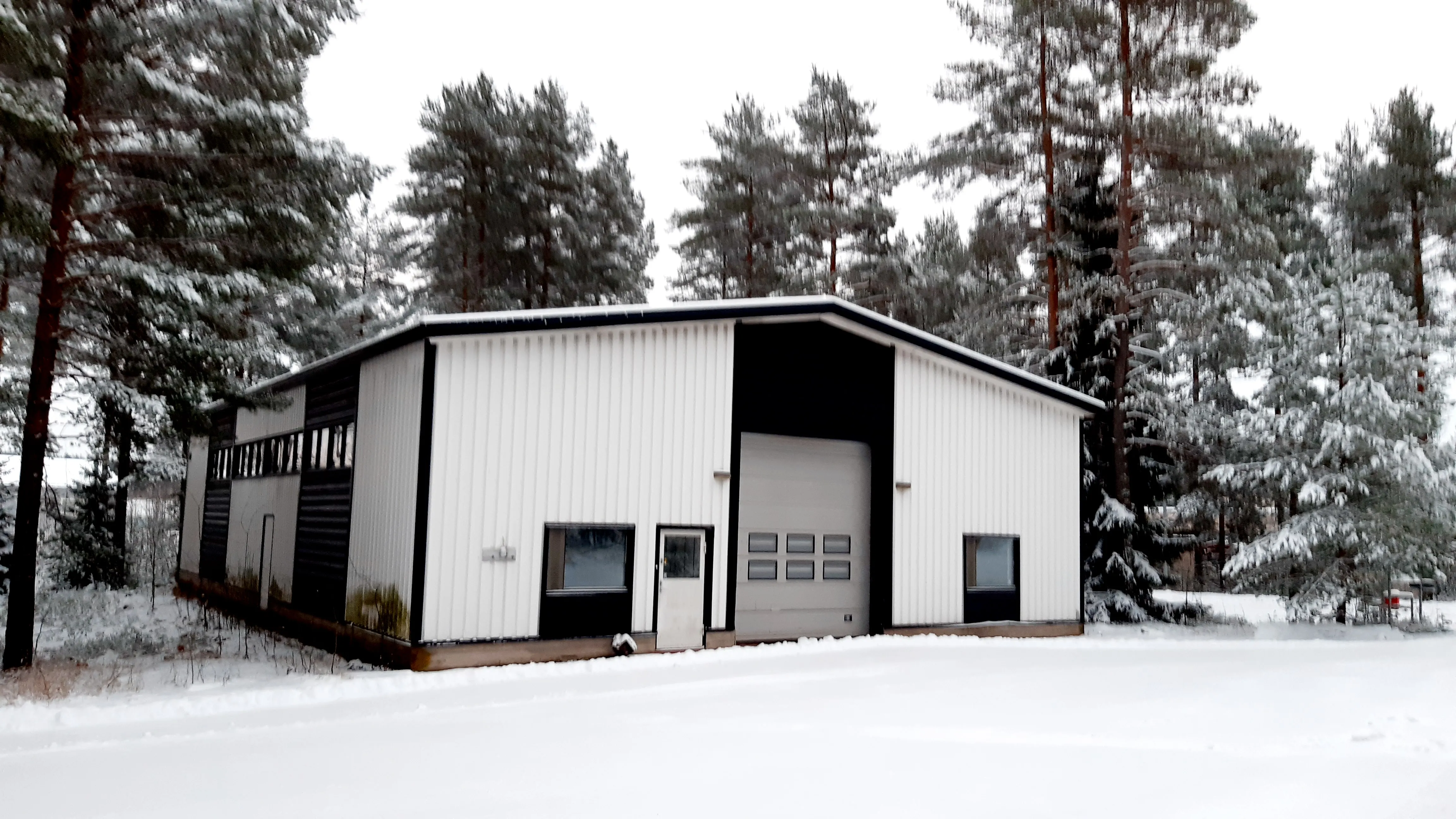 Halli ja nosto-ovi lumisessa metsässä
