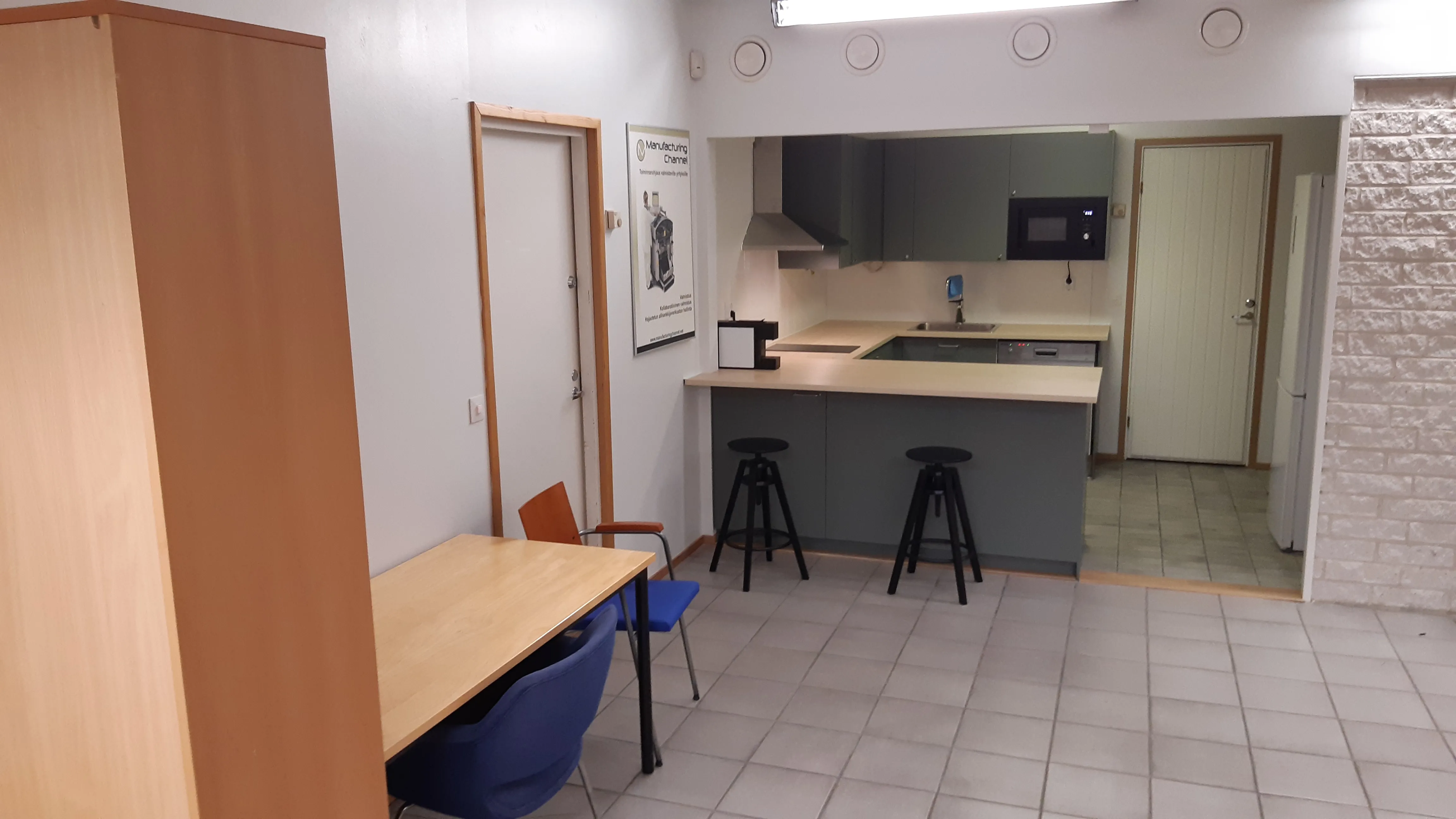 Keittiö ja ruokailutila, tiskipöytä ja baarijakkarat